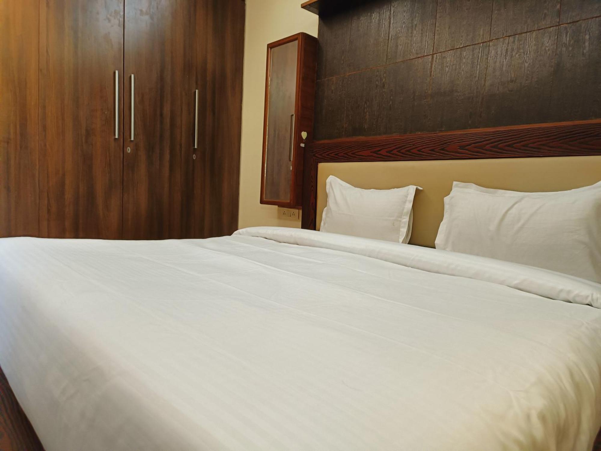 Hotel Greenleaf And Suites, Greater Kailash 1